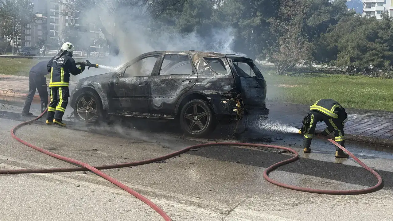 Uncalı’da Alev Topuna Dönen Araçtan Kedisini Kurtardı 4